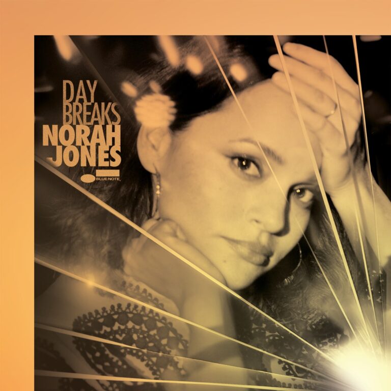 Porträt von Norah Jones mit der Hand auf der Stirn, umgeben von Lichtstrahlen.
