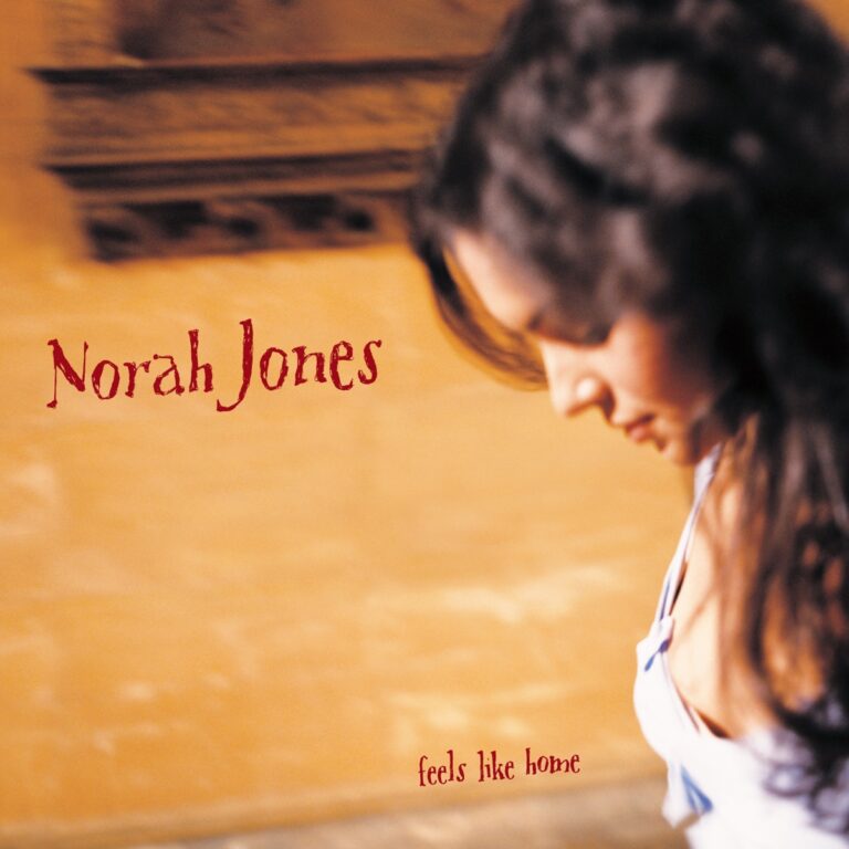 Norah Jones in Seitenansicht vor unscharfem Hintergrund mit Albumtitel in roter Schrift.