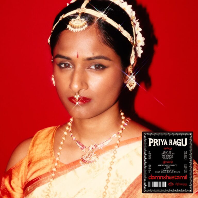 Albumcover von damnshestamil zeigt Priya Ragu in traditioneller tamilischer Kleidung und goldenen Schmuck vor knallrotem Hintergrund mit glitzernden Lichtreflexen.