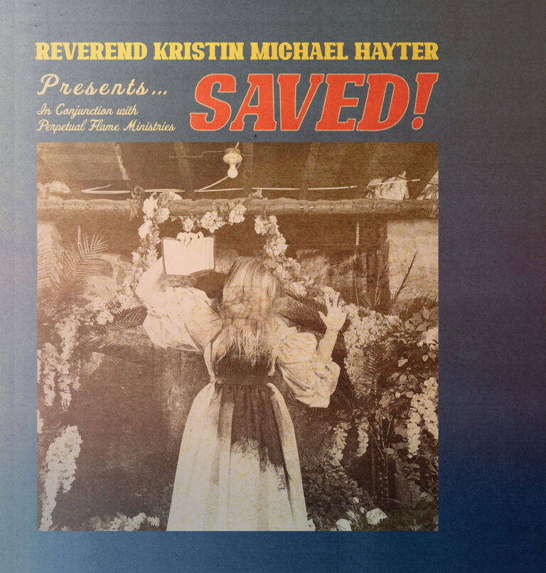 Cover von SAVED! zeigt eine Frau mit erhobener Bibel vor floraler Kulisse, im Vintage-Stil gehalten, mit Titeltypografie im Retro-Gospel-Look.