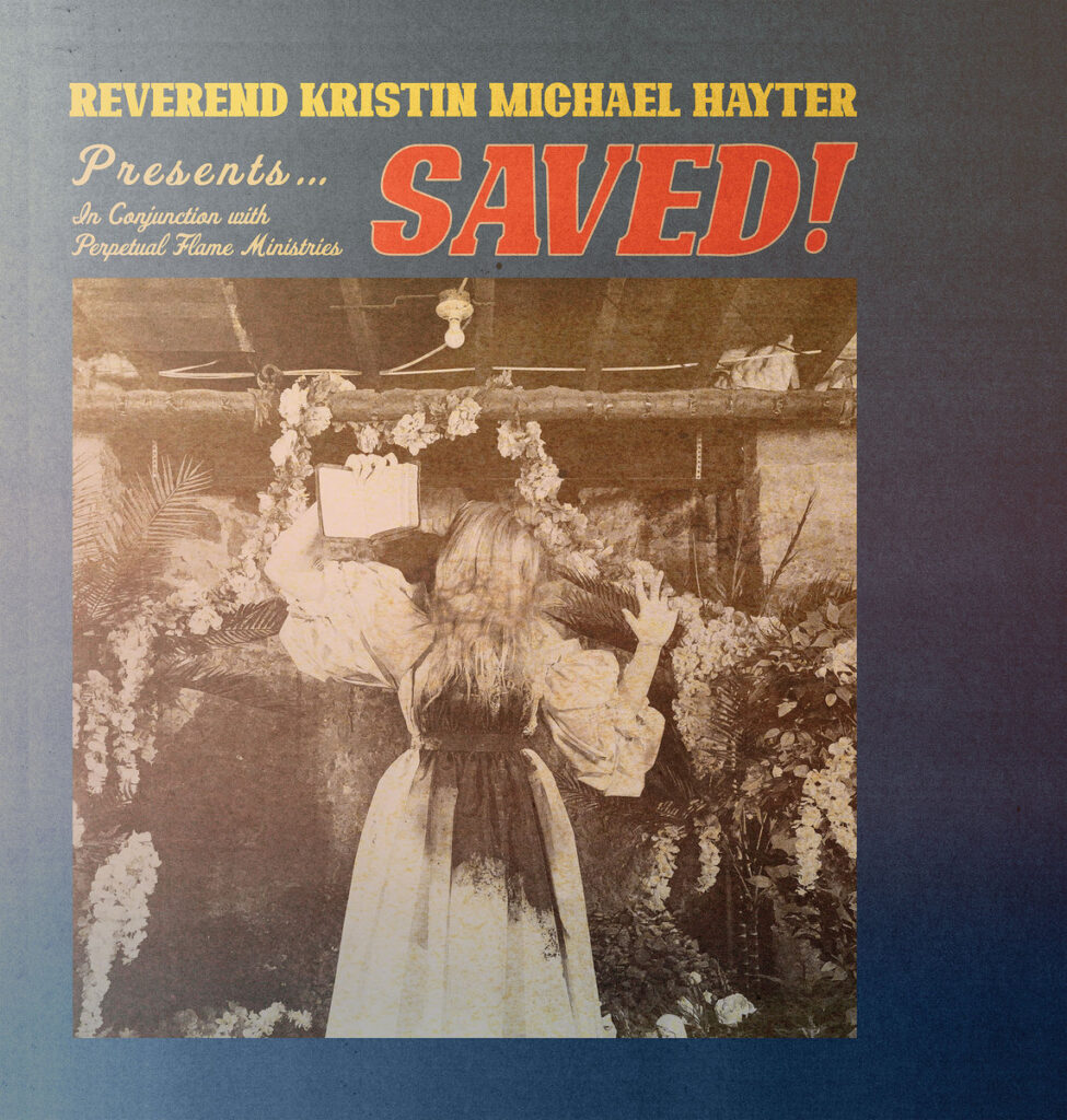Cover von SAVED! zeigt eine Frau mit erhobener Bibel vor floraler Kulisse, im Vintage-Stil gehalten, mit Titeltypografie im Retro-Gospel-Look.
