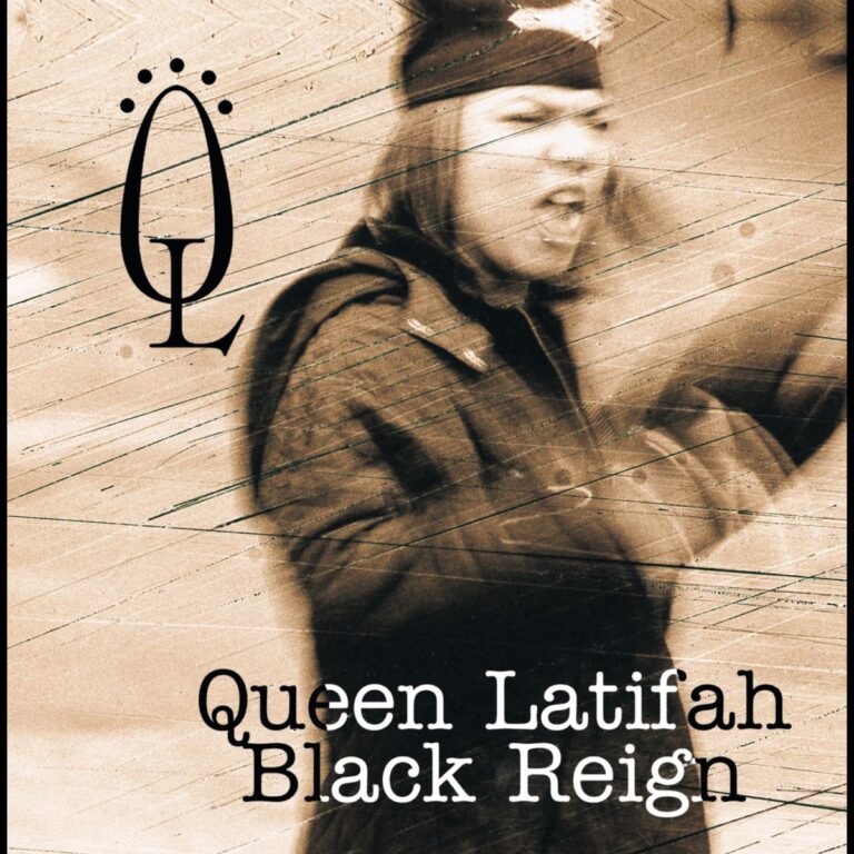 Queen Latifah in dynamischer Pose mit Mütze und Mantel, daneben Albumtitel und Logo.
