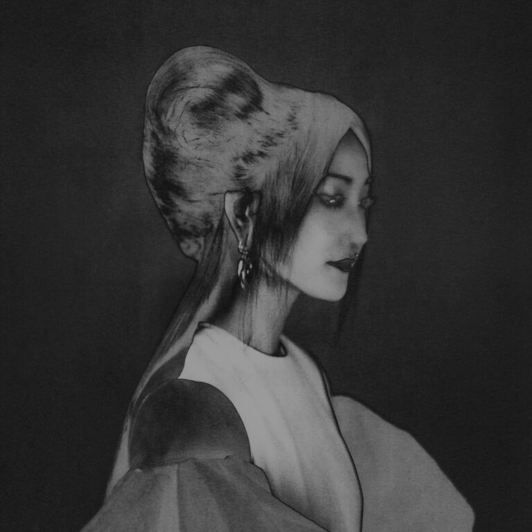 Monochromes Porträt von Hinako Omori im Profil, mit kunstvoller Frisur, Ohrringen und fließendem weißen Gewand auf dunklem Hintergrund.