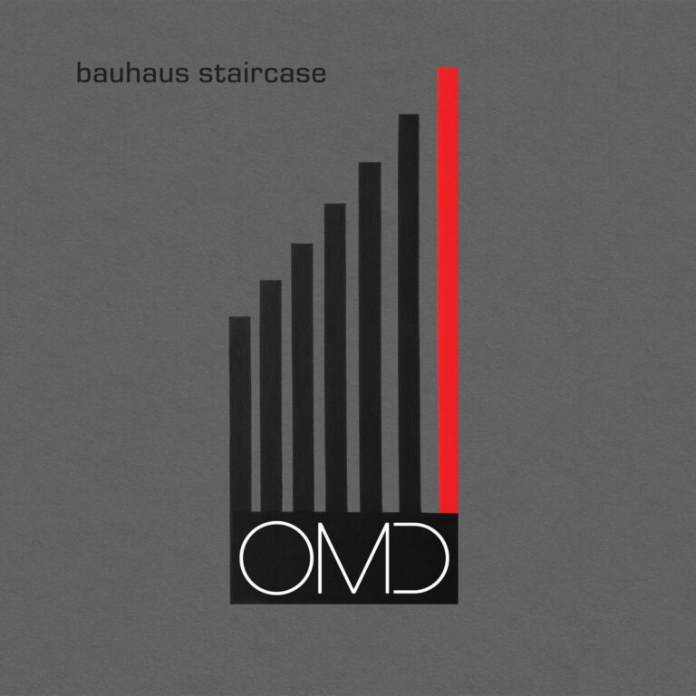 Albumcover von OMDs „Bauhaus Staircase“ mit stilisierter grafischer Treppe aus schwarzen Balken und rotem Abschlussstrich auf grauem Hintergrund.