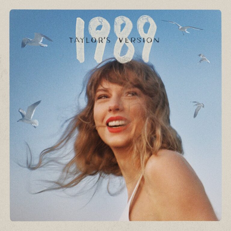 Cover von 1989 (Taylor’s Version): Taylor Swift lachend vor blauem Himmel mit fliegenden Möwen, Retro-Font und sommerlicher Leichtigkeit.
