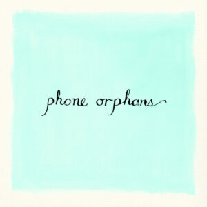 Cover von „Phone Orphans“ mit handgeschriebener Schrift auf türkisfarbenem Aquarellhintergrund – schlicht, intim und poetisch.