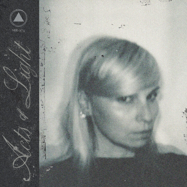Verwaschenes Schwarzweiß-Porträt von Hilary Woods auf dem Cover von „Acts of Light“ mit nostalgischem, geheimnisvollem Charakter.