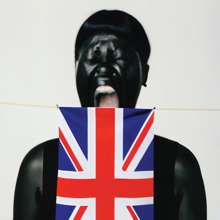 Cover von „Am I British Yet?“ mit stilisiertem Porträt, das eine Union-Jack-Flagge im Mund trägt – provokativ, politisch und visuell radikal.