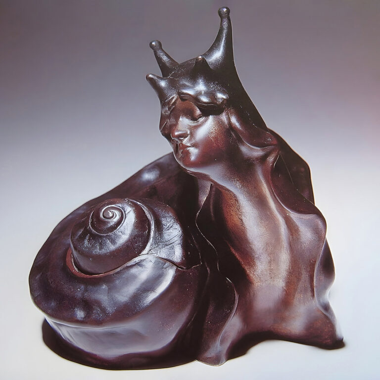 Eine glänzende dunkelbraune Skulptur in Form einer Schnecke mit einem menschlichen Gesicht und einer Krone. Die Oberfläche ist glatt und reflektierend, das Gesicht wirkt ruhig und mystisch. Der Hintergrund ist weich verschwommen in hellen Grautönen.