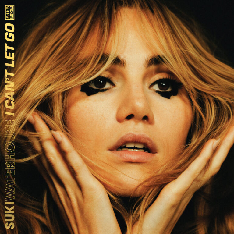 Nahaufnahme von Suki Waterhouse mit zerzausten blonden Haaren, Händen an den Wangen und dramatischem schwarzem Eyeliner – Albumcover von „I Can’t Let Go“.