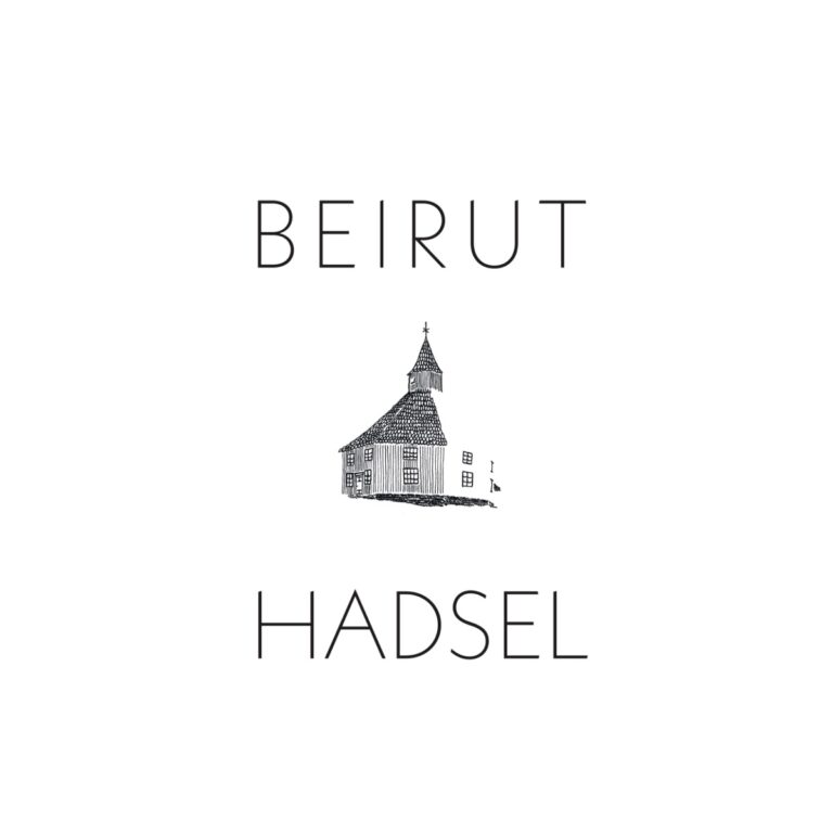 Minimalistisches Cover des Albums „Hadsel“ von Beirut mit Zeichnung einer norwegischen Holzkirche zwischen den Worten Beirut und Hadsel.