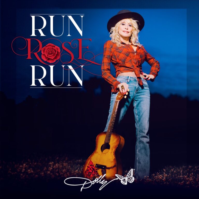 Dolly Parton posiert mit Gitarre auf einem Feld im Abendlicht. Sie trägt kariertes Hemd, Hut und Jeans – daneben der Albumtitel „Run, Rose, Run“.