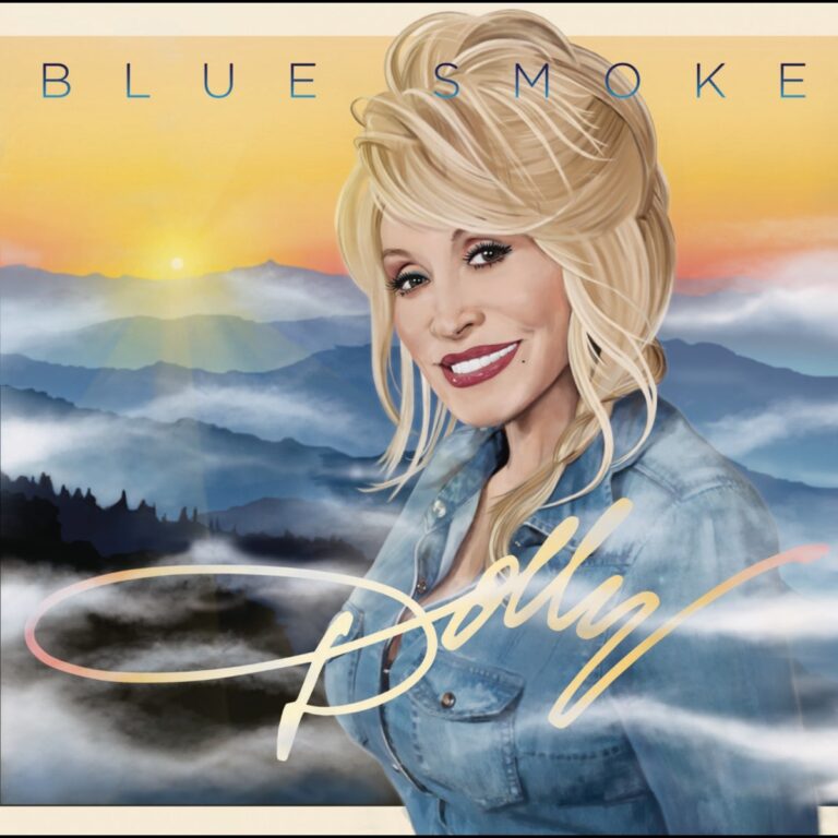 Illustration von Dolly Parton vor einem Sonnenaufgang über nebeligen Bergen auf dem Cover von Blue Smoke.