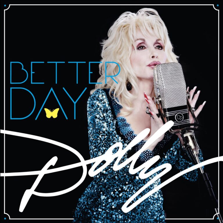 Dolly Parton in glitzerndem Kleid vor Mikrofon auf schwarzem Hintergrund