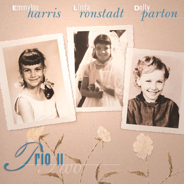 Drei Kinderfotos von Emmylou Harris, Linda Ronstadt und Dolly Parton auf beigem Hintergrund mit Blumen.