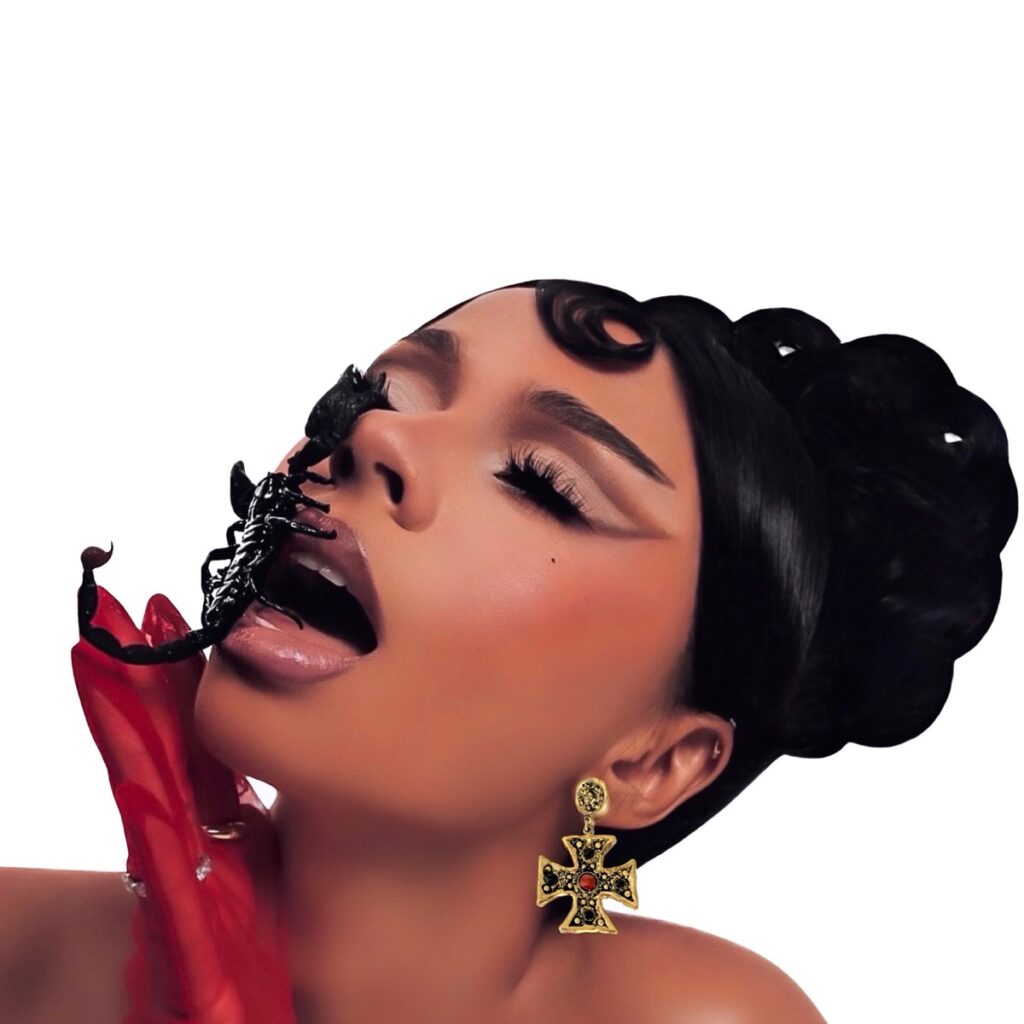 Porträt von Mariah the Scientist mit Skorpion im Gesicht, dramatisches Make-up und goldenen Kreuzohrringen, Symbolbild für ihr Album „To Be Eaten Alive“.