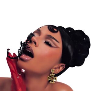 Porträt von Mariah the Scientist mit Skorpion im Gesicht, dramatisches Make-up und goldenen Kreuzohrringen, Symbolbild für ihr Album „To Be Eaten Alive“.