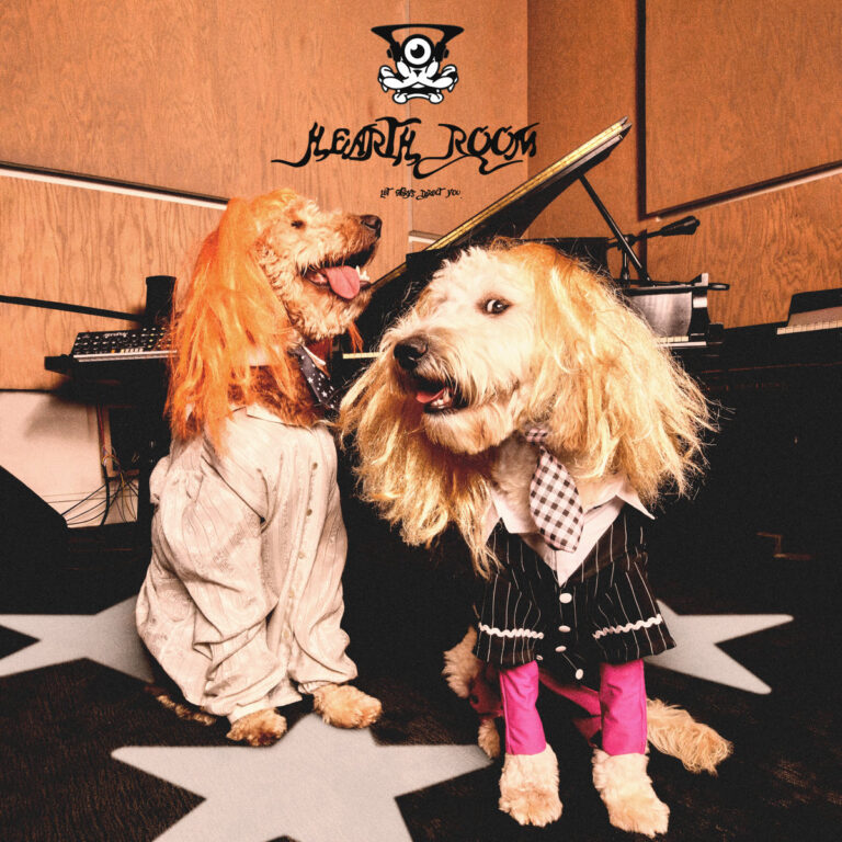 Zwei verkleidete Hunde mit blonden Perücken und Anzügen posieren in einem Musikstudio – Cover des Albums „Hearth Room“ von Frost Children.