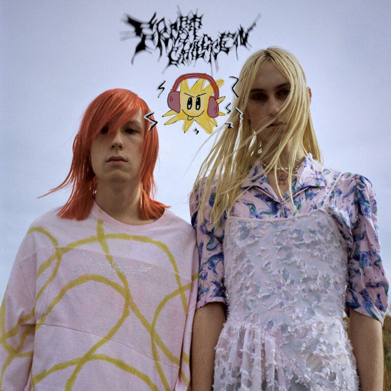 Zwei Geschwister (Lulu mit rotem, Angel mit blondem Haar) als Frost Children vor hellem Himmel, mit gezeichnetem Sonnensymbol und stilisiertem Bandlogo.