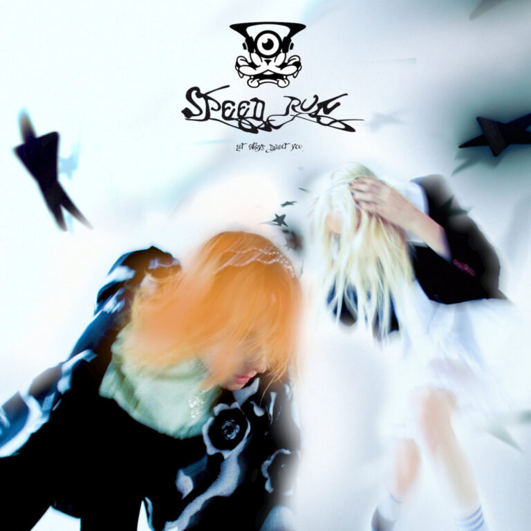 Albumcover von "SPEED RUN" von Frost Children mit verschwommenen Figuren in Weiß und Orange, umgeben von stilisierten schwarzen Sternen und surrealer Typografie.