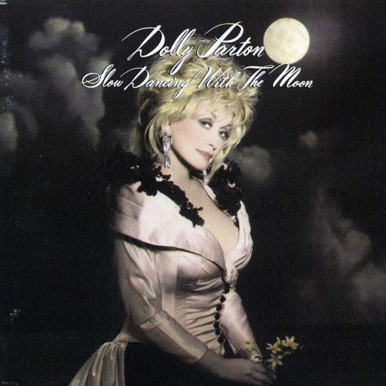 Dolly Parton in elegantem Kleid vor Vollmond und Wolkenhintergrund.