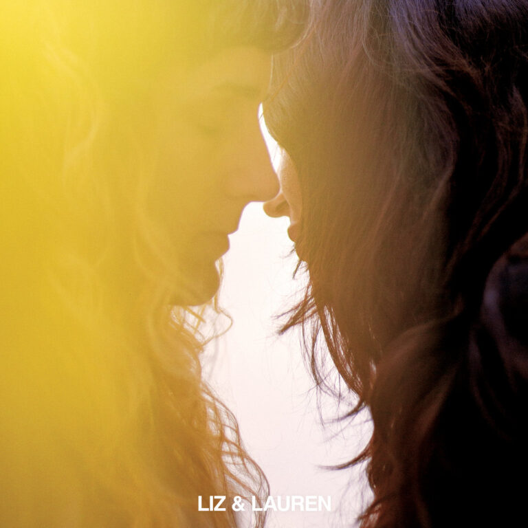 Zwei Frauen, deren Gesichter sich zärtlich annähern, in weichem gelbem Licht – Cover der EP „Liz & Lauren“ von Lauren Flax & Elisabeth Wight.