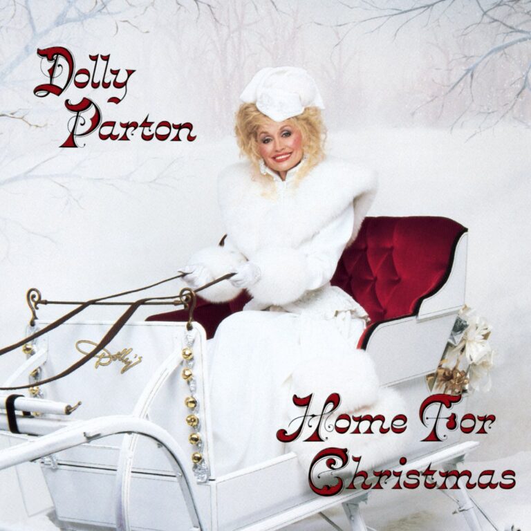Dolly Parton in einem weißen Outfit auf einem Schlitten vor einer winterlichen Kulisse.