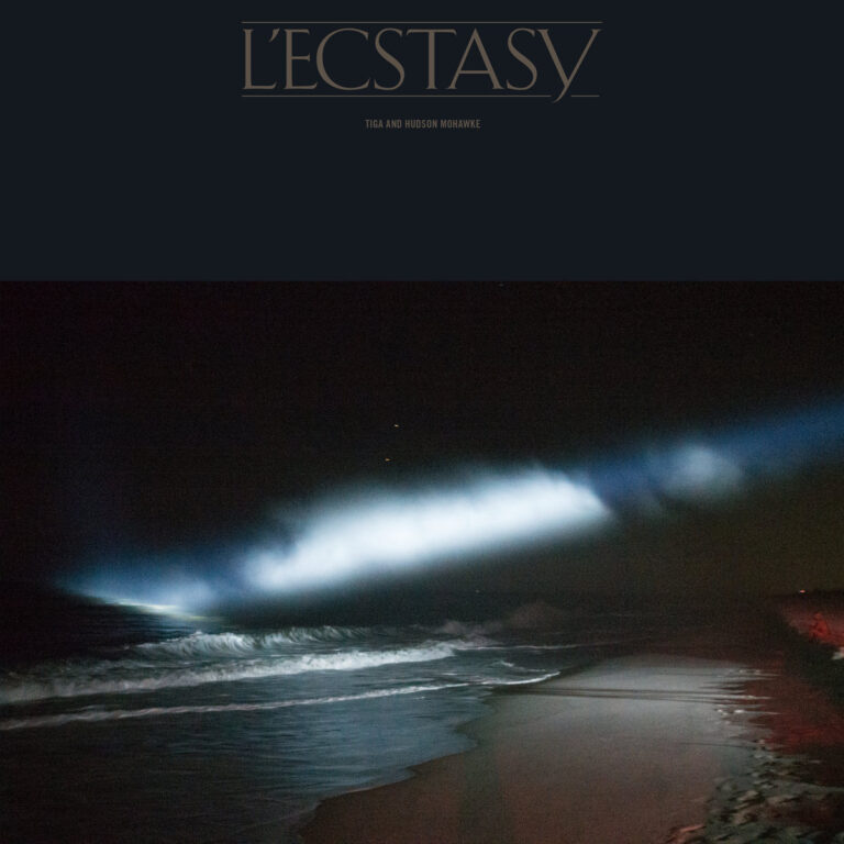Ein heller Lichtstrahl durchschneidet die nächtliche Brandung – Cover des Albums „L’Ecstasy“ von Tiga und Hudson Mohawke.