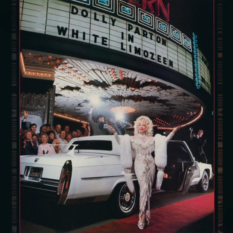 Dolly Parton posiert glamourös vor einem Kino mit ihrem neuen Album White Limozeen.