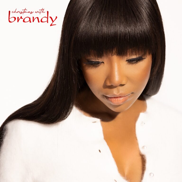 Cover von „Christmas with Brandy“ zeigt Brandy in weißem Outfit mit gesenktem Blick vor hellem Hintergrund – minimalistisches, festliches Porträt.
