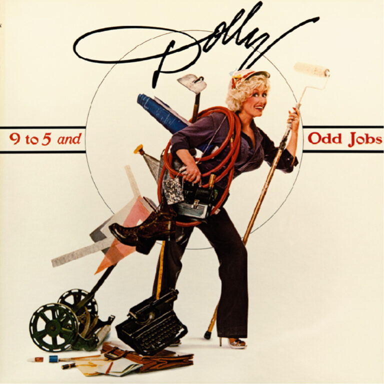 Dolly Parton posiert mit verschiedenen Werkzeugen und Arbeitsutensilien für das Album 9 to 5 and Odd Jobs.