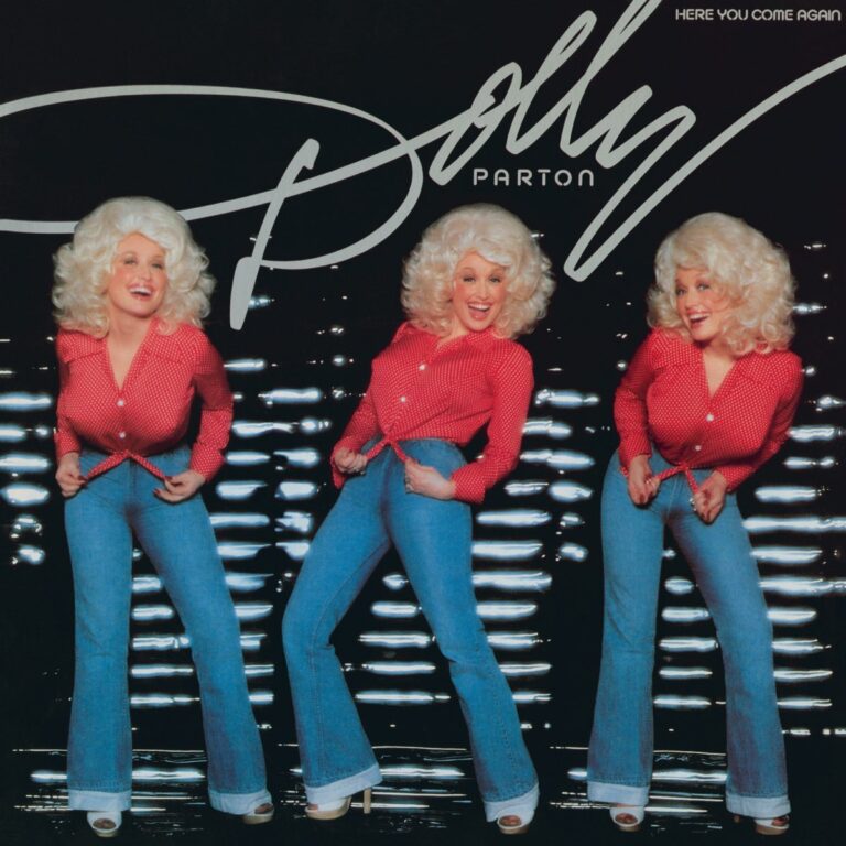 Dolly Parton posiert in einem roten gepunkteten Hemd und blauen Jeans vor einem glänzenden Hintergrund.