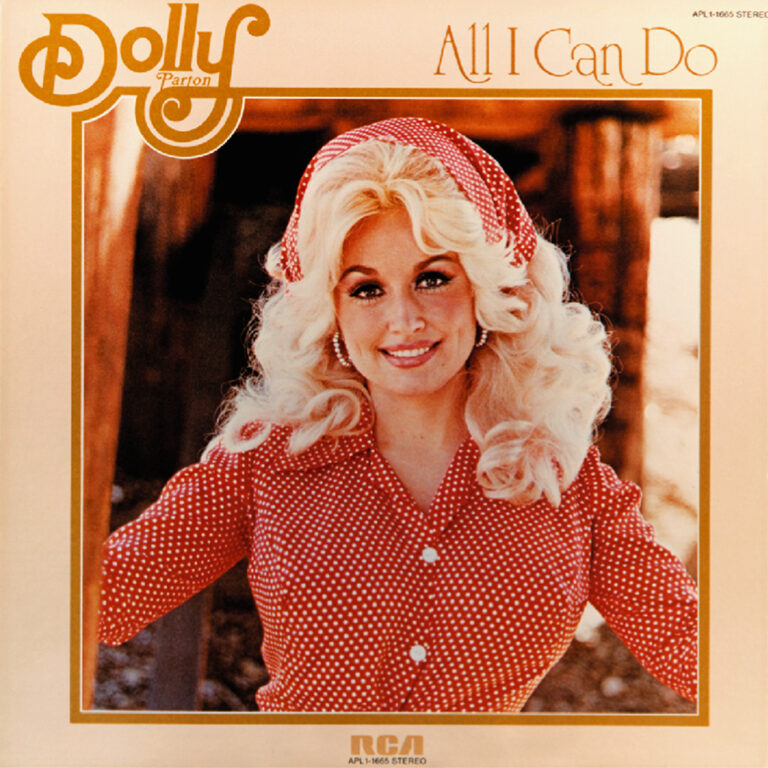 Dolly Parton lächelt in einem roten gepunkteten Outfit auf dem Cover ihres Albums All I Can Do.