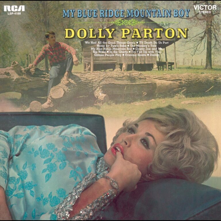 Dolly Parton liegt nachdenklich in einem blauen Kleid im Vordergrund; im Hintergrund sitzt ihr Ehemann Carl Dean auf einem Baumstamm vor einer Hütte in Tennessee.