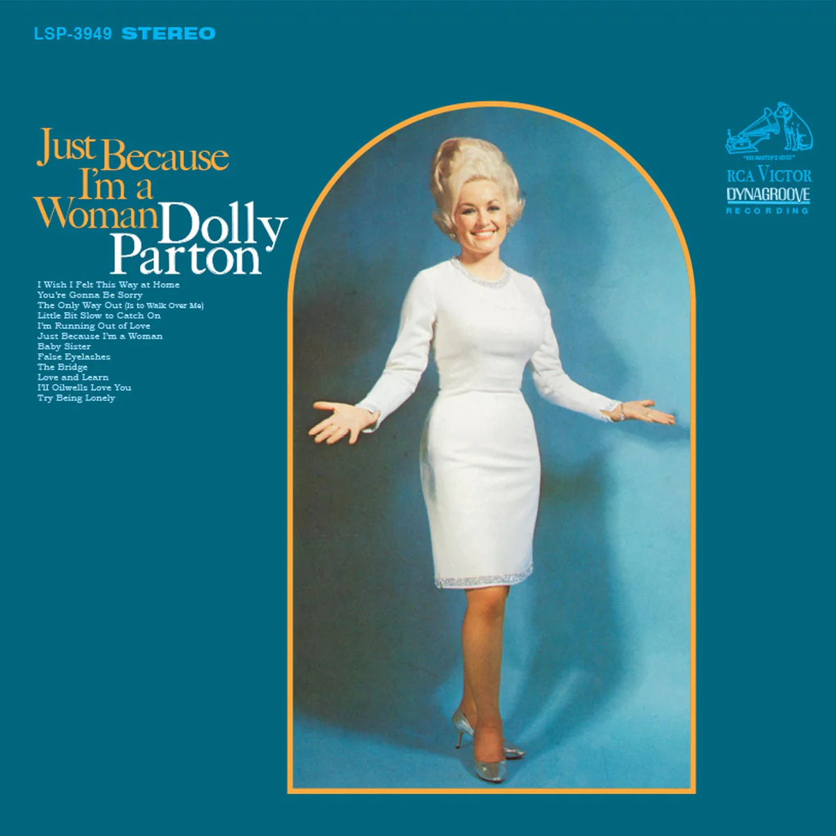 Dolly Parton in einem weißen Kleid, lächelnd und mit offenen Armen vor einem blauen Hintergrund.