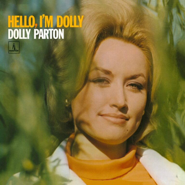 Dolly Parton lächelt in die Kamera, umgeben von grünen Pflanzen, auf dem Cover ihres Debütalbums Hello, Im Dolly.