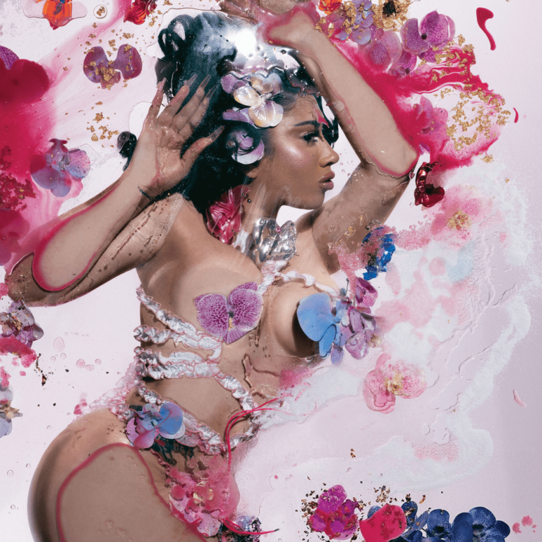 Cover von ORQUÍDEAS von Kali Uchis mit floraler, sinnlicher Bildsprache: die Künstlerin räkelt sich kunstvoll zwischen Blüten und Farben.