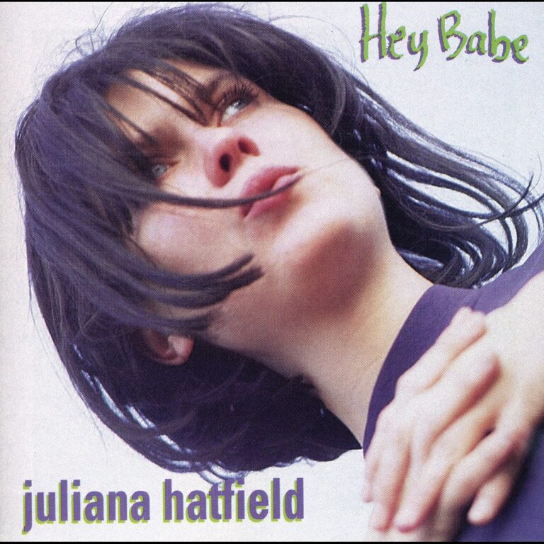 Nahaufnahme einer Frau mit dunklem Haar, die nach oben schaut, Albumtitel und Künstlername sind sichtbar.