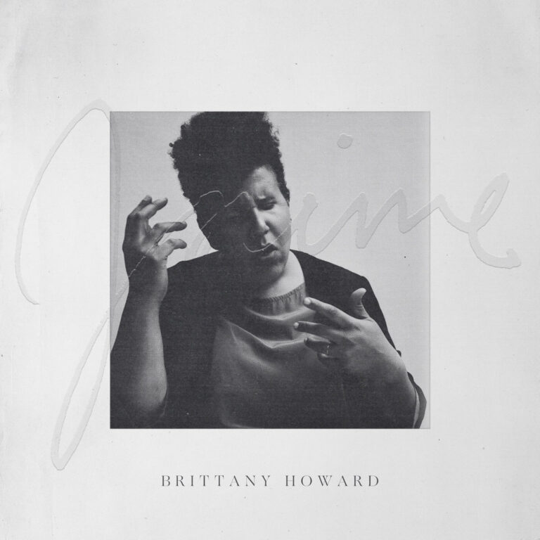 Schwarz-weißes Porträt von Brittany Howard mit ausdrucksstarker Gestik auf dem Cover des Albums Jaime.