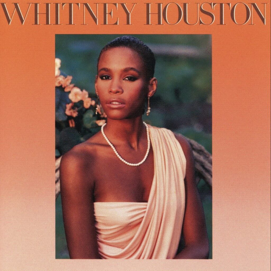 Albumcover von Whitney Houston mit der Künstlerin in eleganter Pose und sanften Farben.