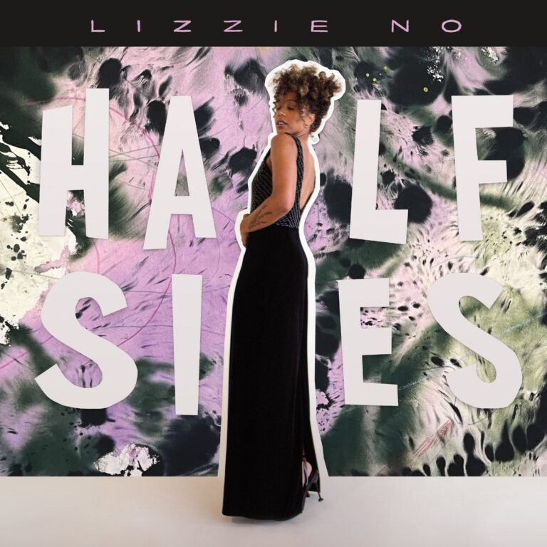 Lizzie No in eleganter Pose vor dem kunstvoll verzerrten Schriftzug „Halfsies“ – visuelles Statement zu ihrem mutigen Americana-Album zwischen Apokalypse und Selbstermächtigung.