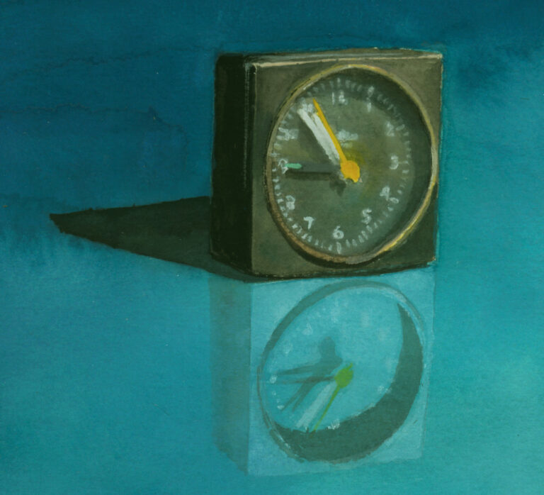Gemaltes Ziffernblatt in dunkler Box auf türkisfarbenem Untergrund, reflektiert sich surreal im Wasser – symbolisch für verschobene Zeit.