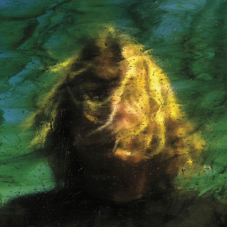 Verwaschenes Porträt von Ty Segall hinter einer mit Wasser oder Glas verzerrten Oberfläche, in grün-gelber Farbwelt gehalten