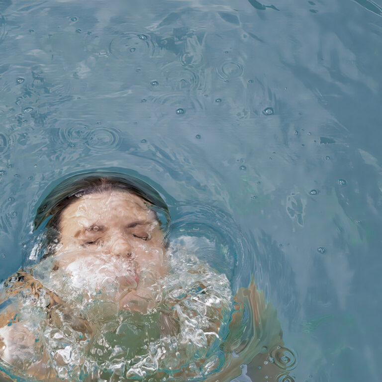 Cover von Eliza McLamb – Going Through It: Nahaufnahme eines Gesichts unter Wasser, durchbrochen von Blasen, mit geschlossenen Augen – ruhig, verletzlich und poetisch.