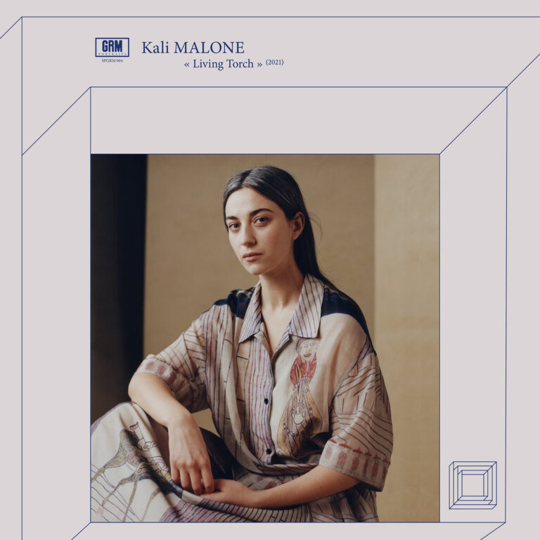 Kali Malone sitzt in ruhiger Pose vor beige-braunem Hintergrund. Sie trägt ein künstlerisch bedrucktes Hemdkleid mit gezeichneten Figuren, das von stiller Intensität erzählt – eingefasst in ein geometrisch gerahmtes Coverdesign.