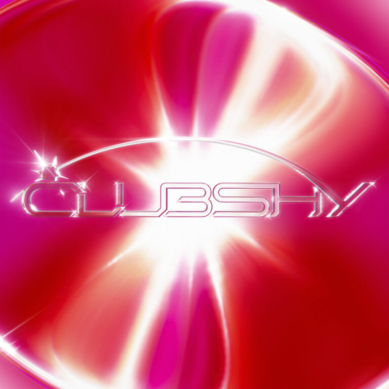 Cover der Club Shy EP von Shygirl: glänzendes, pink-rotes Artwork mit stilisiertem Logo-Schriftzug „CLUB SHY“ in Chromoptik und Lichtreflexen.