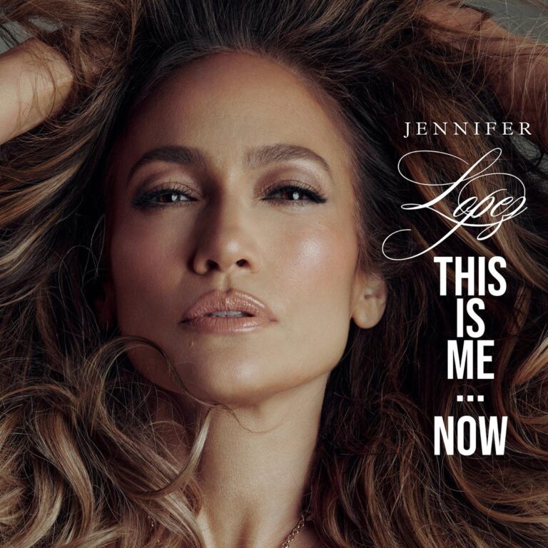Albumcover von Jennifer Lopez – This Is Me… Now: Nahaufnahme ihres Gesichts mit offenem Haar, sinnlichem Blick und glamourösem Make-up.