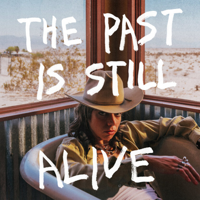 Albumcover von Hurray for the Riff Raff – The Past Is Still Alive: Alynda Segarra mit Cowboyhut in einer Badewanne, Wüstenlandschaft im Hintergrund, handgeschriebener Titel.