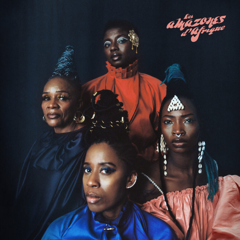 Cover des Albums „Musow Danse“ von Les Amazones d’Afrique: Vier afrikanische Künstlerinnen in farbiger, festlicher Kleidung vor dunklem Hintergrund.