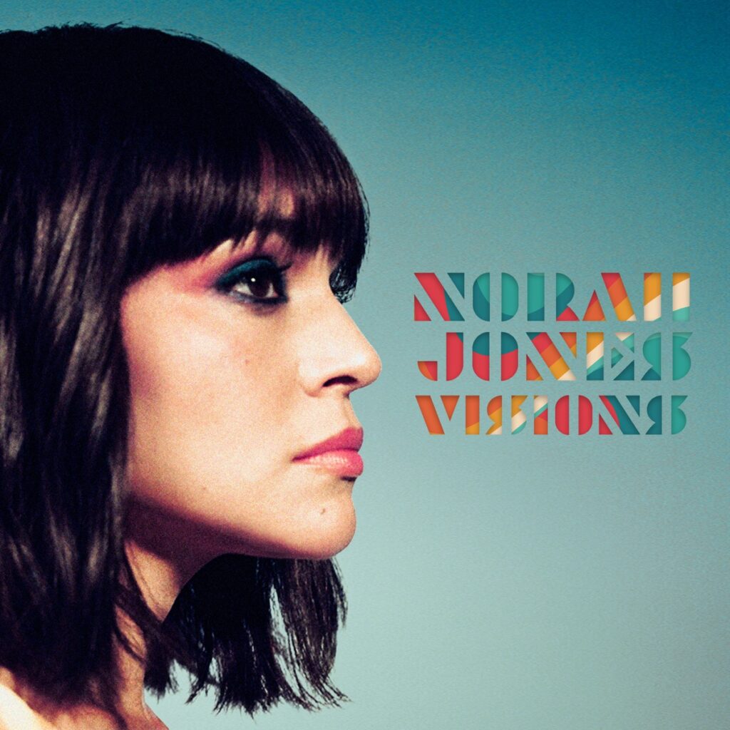 Norah Jones im Profil mit farbigem Lidschatten vor türkisfarbenem Hintergrund – das minimalistische, retrofuturistische Cover zu Visions.